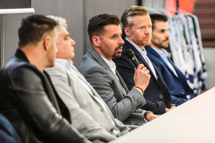 Dr. Szélig Viktor general manager (középen, mikrofonnal) és a csapat teljesen új feladatokkal szembesült a koronavírus miatt. Fotó: Hydro Fehérvár AV19 - Soós Attila