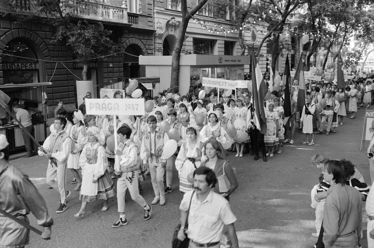 Budapest, 1985. július 22. A korábbi Világifjúsági Találkozók (VIT) színpompás ruháiba öltözött fiatalok 200 tagú csoportja vonul fel / Fotó: MTI