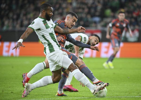 Habib Maiga, a Ferencváros (b) és Chiquinho, az Olimpiakosz játékosa a labdarúgó Konferencia-liga nyolcaddöntőjébe jutásért játszott Ferencvárosi TC-Olympiakosz visszavágó mérkőzésen a Groupama Arénában 2024. február 22-én.<br />Fotó: MTI/Czeglédi Zsolt