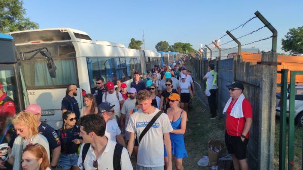 Tömött sorokban érkeznek a szurkolói buszokhoz a Magyar Nagydíj nézői vasárnap este a Hungaroring II/B parkolójánál. Fotó: Kovács Attila