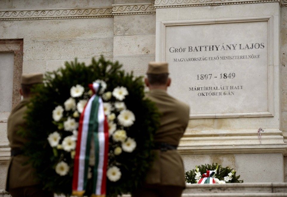 Budapest, koszorút helyeznek el díszõrök a Fiumei úti temetõben, a Batthyány-mauzóleumnál tartott megemlékezésen az 1848-49-es forradalom és szabadságharc évfordulóján, az aradi vértanúk emléknapján, 2015. október 6-án. MTI Fotó: Bruzák Noémi