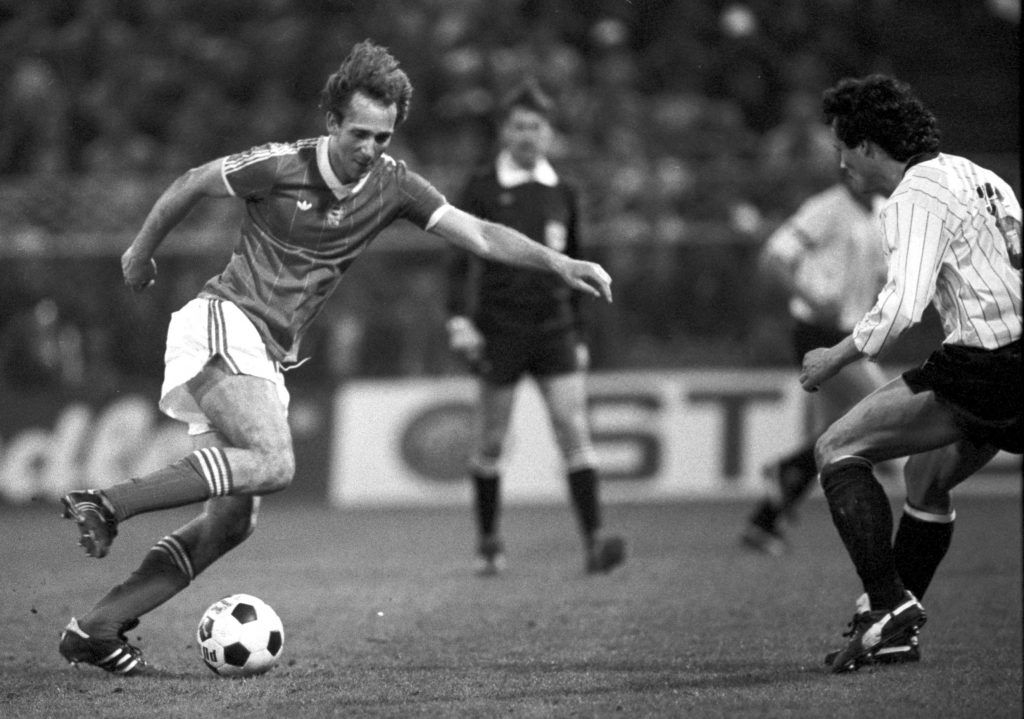 Nyilasi Tibor kapura tör az Ausztria-Magyarország világbajnoki selejtezőn a bécsi Hanappi-stadionban. <br /> Fotó: MTI/Németh Ferenc