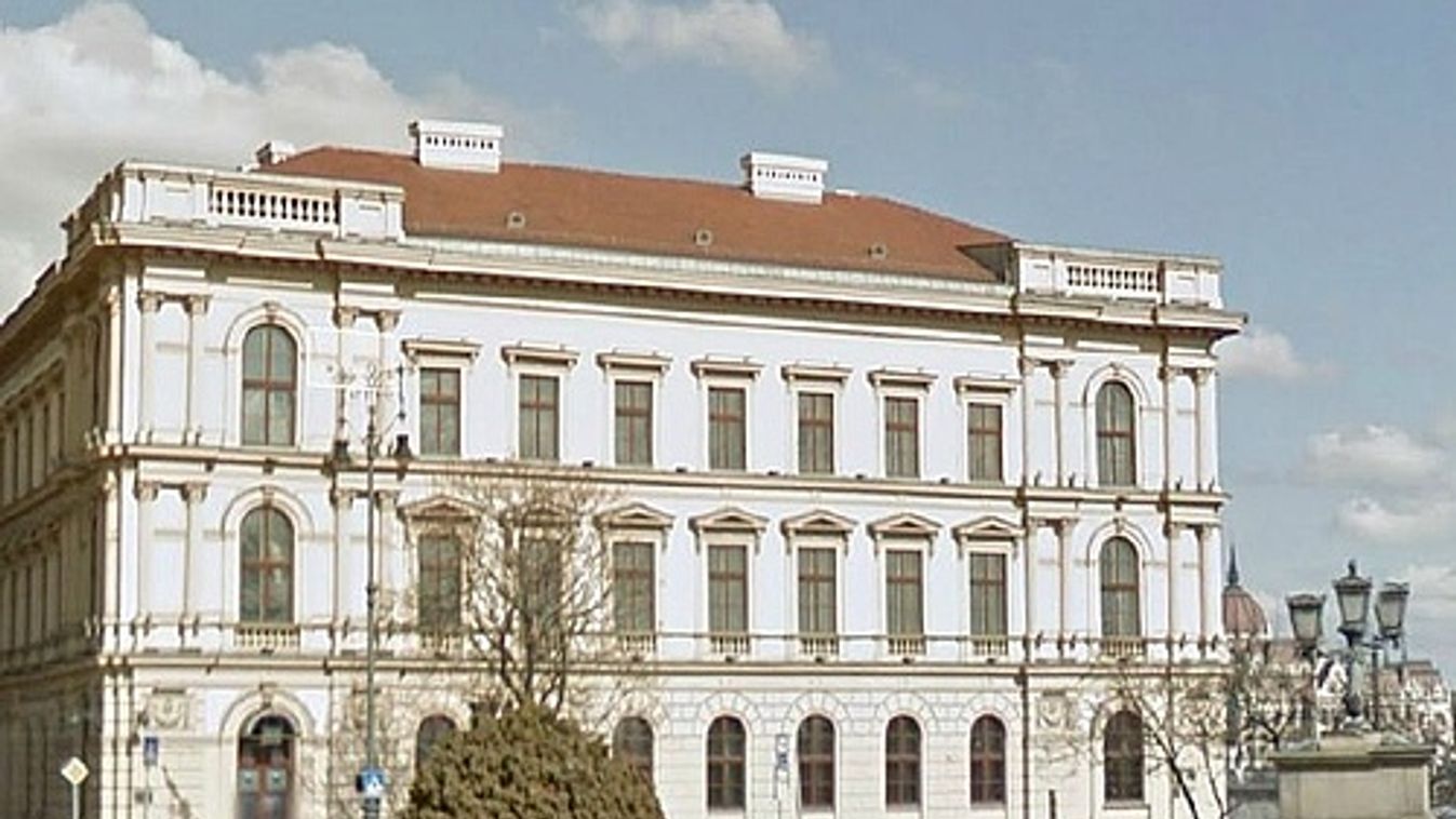 A felújítás feléért kelt el a Lánchíd Palota
