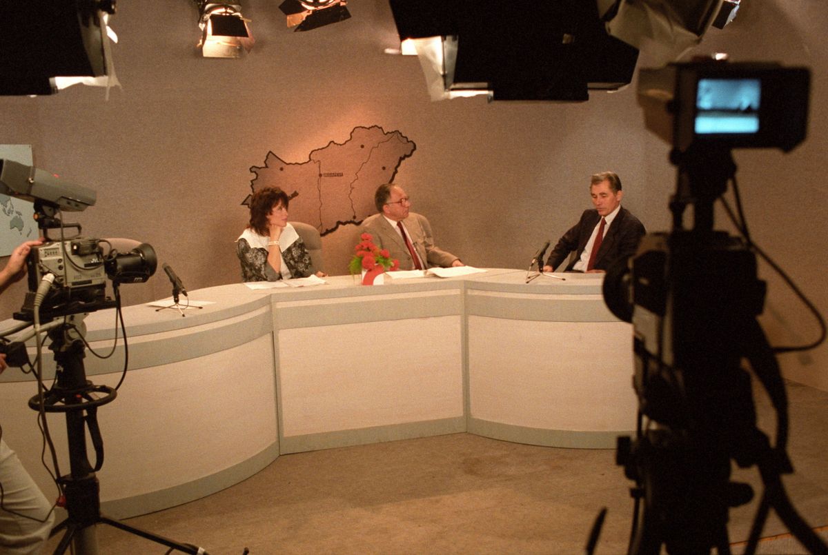 Kanyó a TV-ben szerepel, középen a HM Politikai Osztály volt hadnagya, Vitray Tamás / Fotó: MTI