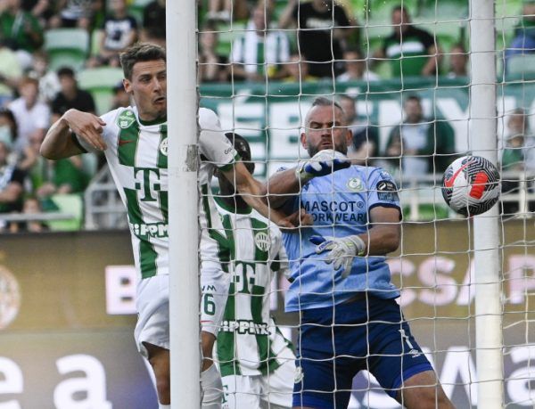 Kristoffer Zachariassen (b) is alig hiszi el, de a labda bizony bepattant Sigér lövése után és a Fradi ezzel a góllal meg is szerezte a vezetést az ír Shamrock Rovers ellen.<br />Fotó: MTI/Szigetváry Zsolt