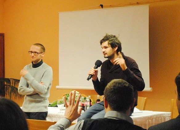 Kobza Miklós (mikrofonnal) épp előadást tart - Fotó: Kobza Miklós fb-oldala