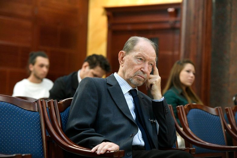 Kende Péter szociológus és politikai esszéista, Gimes Miklós unokatestvére, a Nagy Imre Alapítvány elnöke Nagy Imre és társai semmisségi igazolása ügyében tartott nyilvános ülésen az V. kerületi Markó utcában 2016. október 13-án. A Kúria a nyilvános ülésen meghozott végzésével igazolta az 1956-os forradalom után államellenes bűncselekmények vádjával kivégzett Nagy Imre és társai ügyében az akkori ítéletek semmisségét. MTI Fotó: Koszticsák Szilárd