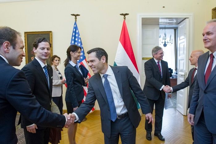 Dr. Szabó László a Külgazdasági és Külügyminisztérium miniszterhelyettese megbeszélést folytat Robert Berschinski amerikai külügyi helyettes államtitkárral. A megbeszélésen részt vett: Mézes Linda, Darrin Kowitz, Jeff Zavadil, Janzsó Viktor, Magyarics Tamás, Margitay-Becht Beáta, Janzsó Gergely 2015.09.28. Fotó:KKM/Burger Zsolt