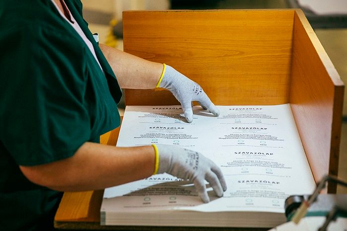 Kvótareferendum Már nyomtatják az október 2-ai országos népszavazás szavazólapjait a budapesti ANY Biztonsági Nyomdában. Szerdán a kőbányai nyomda géptermeiben és csomagolócsarnokaiban jártunk. Fotó: Horváth Péter Gyula