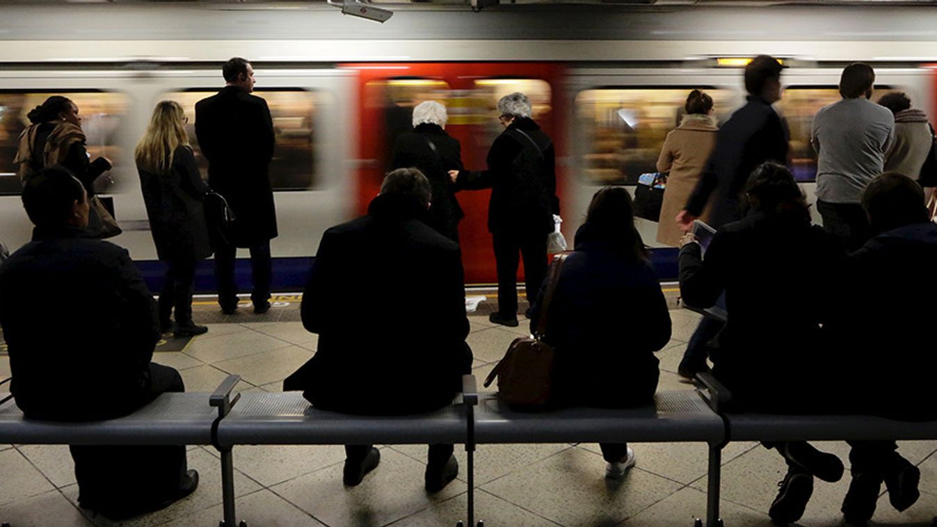 A londoni metrón mostantól tilos azt mondani, hogy "hölgyeim és uraim"