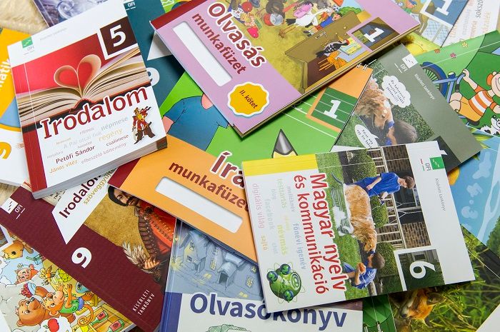 Az Orbán-kormány döntése értelmében immáron valamennyi magyar általános iskolás ingyen kapja a tankönyveket. Fotó: Árvay Károly - kormany.hu