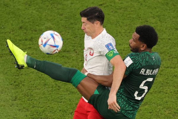 A lengyel Robert Lewandowski (b) végre megszerezte első vb-gólját, csapata pedig nyert és ezzel nagyon valószínű, hogy tovább is jutott csoportjából.<br /> Fotó: MTI/EPA/Friedemann Vogel