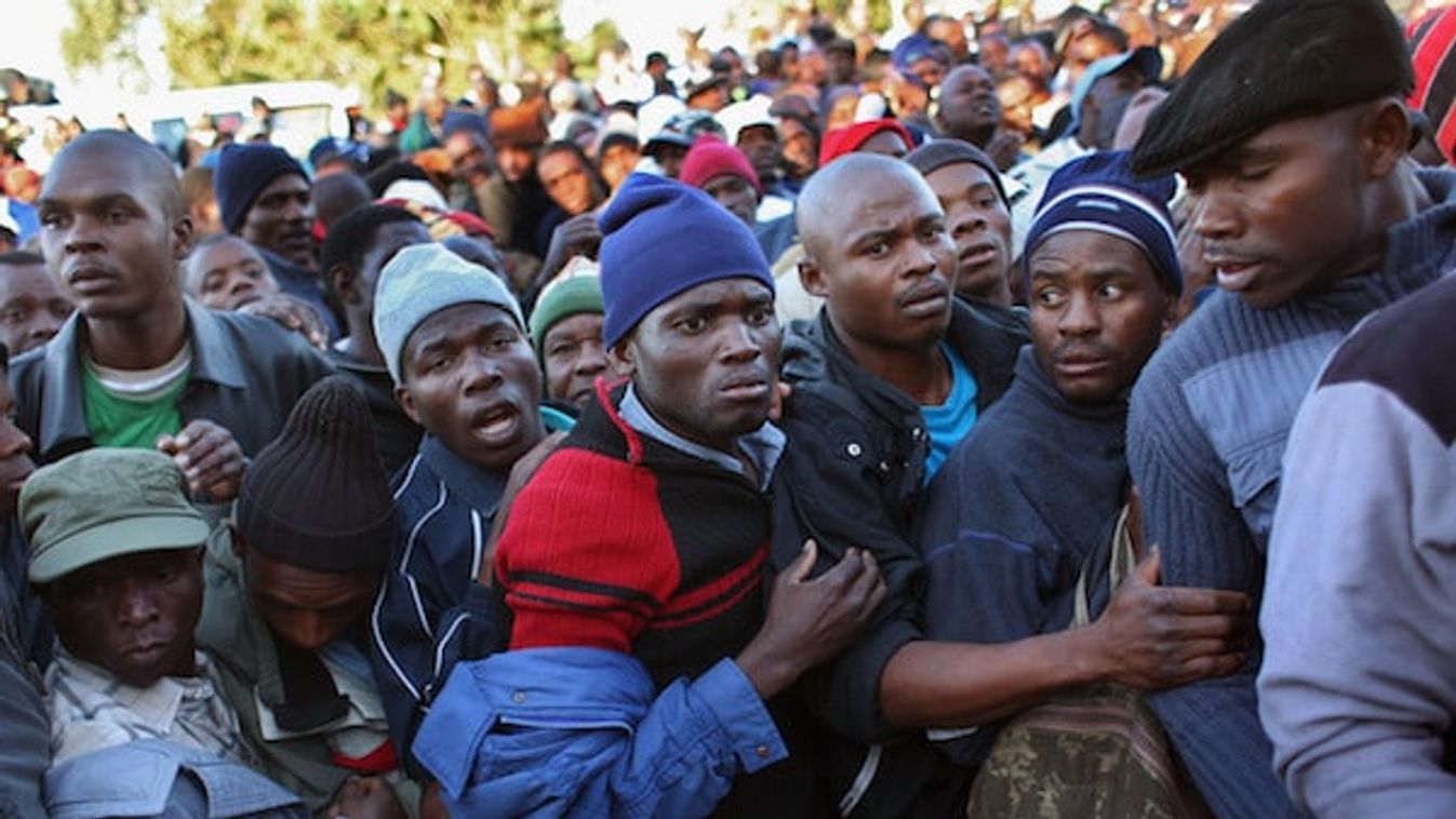 A francia belügyminiszter szerint muszáj szelektálni a migránsok között
