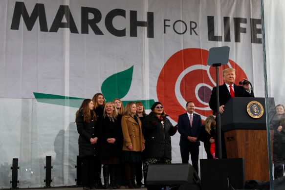 Hivatalban lévő amerikai elnökként Donald Trump volt az első, aki részt vett és felszólalt a „Menet az Életért” elnevezésű családbarát- és abortuszellenes rendezvényen. Fotó: MTI/EPA/Acaba/Yuri Gripas