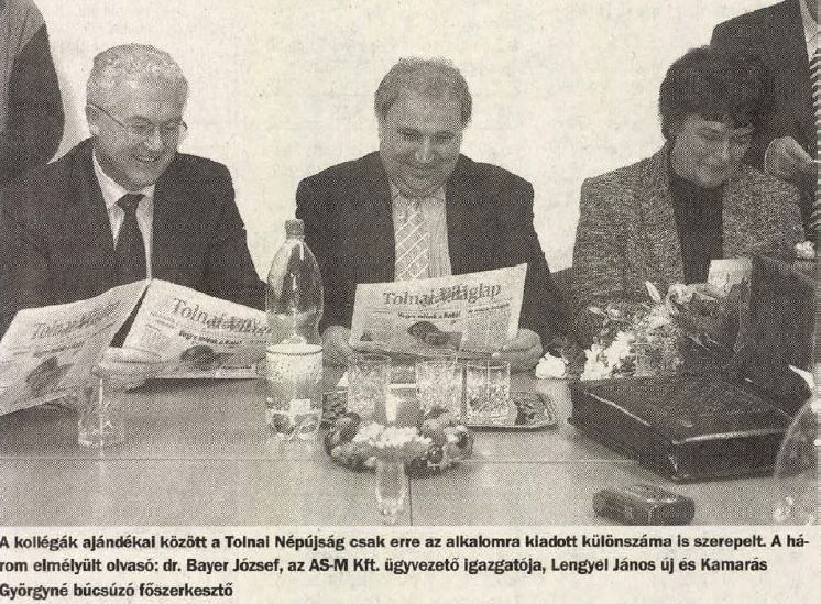 Bayer József (balra) és két másik átmentett főszerkesztő. Lengyel József, aki ekkor váltotta a korábbi KISZ-kádert, Kamarás Györgynét / Fotó: Tolnai Népújság, Library