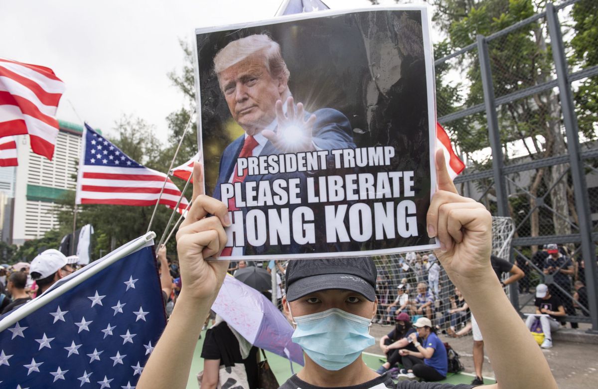 Az amerikai elnököt ábrázoló, Trump elnök, kérlek, szabadítsd fel Hongkongot jelentésű felirattal ellátott fényképet mutat fel egy tiltakozó / Fotó: MTI/EPA