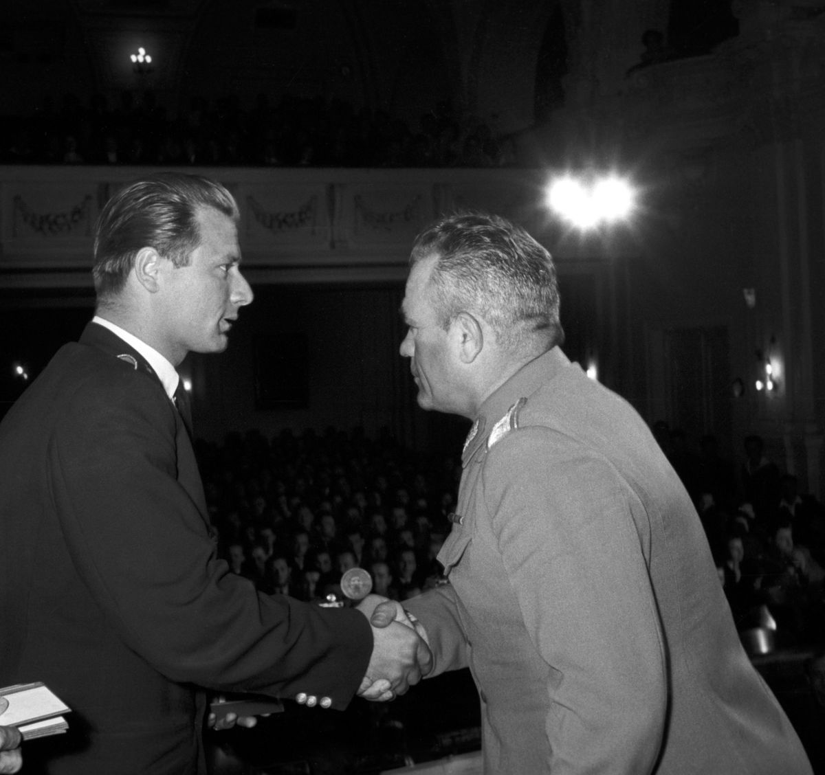 Gyurkó Lajos vezérõrnagy (j) átadja a Ságvári Endre emlékérmet 1957-ben / Fotó: MTI