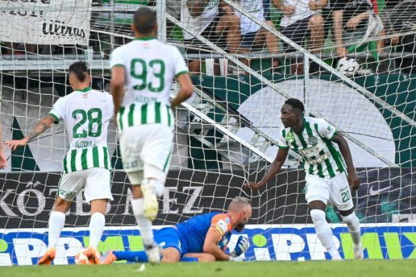 Adama Traoré (a kép jobb szélén) bombaigazolása volt a Fradinak. Mai két góljával igen sokat tett a győzelemért és ezzel az Európa Liga főtáblájáért. Fotó: MTI/Illyés Tibor