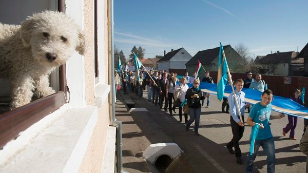 A Székelyek nagy menetelésének résztvevői egy óriási székely zászlót visznek Erdélyben, a Kovászna megyei Kökösön, ahonnan Uzonba vonulnak. Fotó: MTI/Koszticsák Szilárd