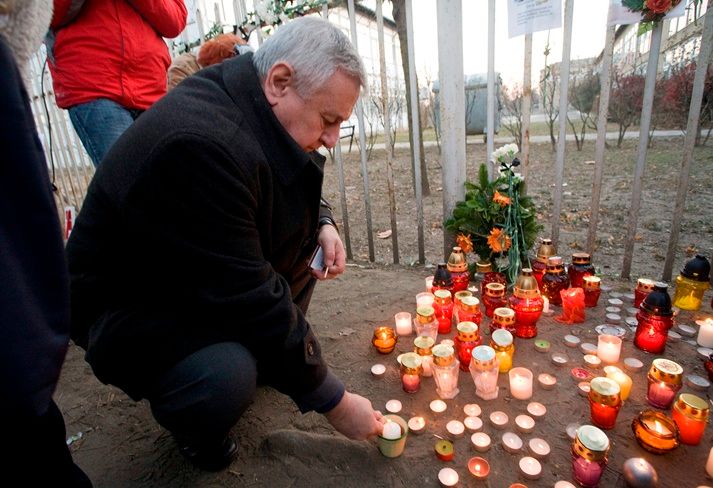Tóth Mihály MSZP-s polgármester gyertyát gyújt az áldozatok emlékére. Pedig a hallgatással ő is cinkosságot vállalt Deméék sikkasztásában - MTI Fotó/Füzesi Ferenc