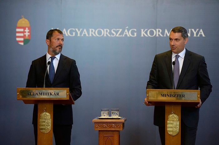 Giró-Szász András és Lázár János. A miniszter szerint igaza van Angela Merkelnek, ezért az uniós megoldásig lesz déli határzár. MTI Fotó: Bruzák Noémi