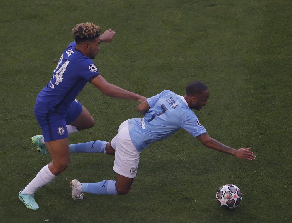 Raheem Sterling, a Manchester City (j) és Reece James, a Chelsea játékosa a labdarúgó Bajnokok Ligája döntőjében a portói Dragao Stadionban 2021. május 29-én.<br /> MTI/EPA/Reuters pool/Susan Vera