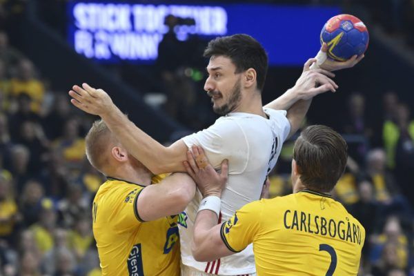 Lékai Máté (k), valamint a svéd Jim Gottfridsson (b) és Jonathan Carlsbogard (j) a férfi kézilabda olimpiai kvalifikációs világbajnokság középdöntőjének első fordulójában játszott Magyarország - Svédország mérkőzésen a göteborgi Scandinavium Arénában.<br /> Fotó: MTI/Kovács Tamás