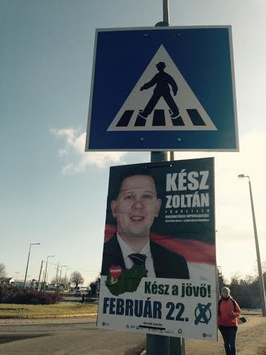 A választási eljárási törvény szerint nem tiltott ilyen furcsa helyre plakátot ragasztani, a közútkezelő szerint azonban az. Fotó: PestiSrácok.hu