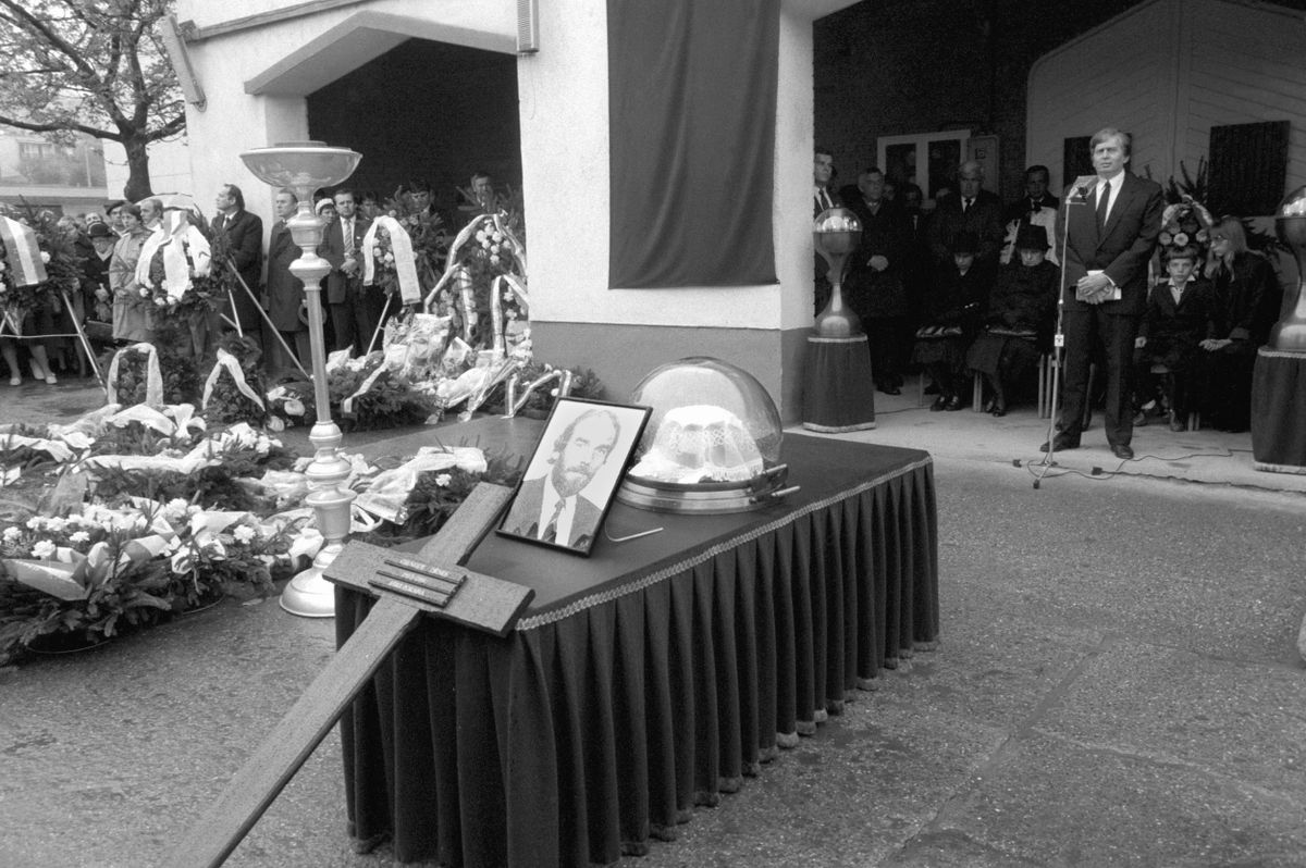 Antall József miniszterelnök búcsúbeszédet mond Csengey Dénes ravatalánál az alsóvárosi temetõben / Fotó: MTI