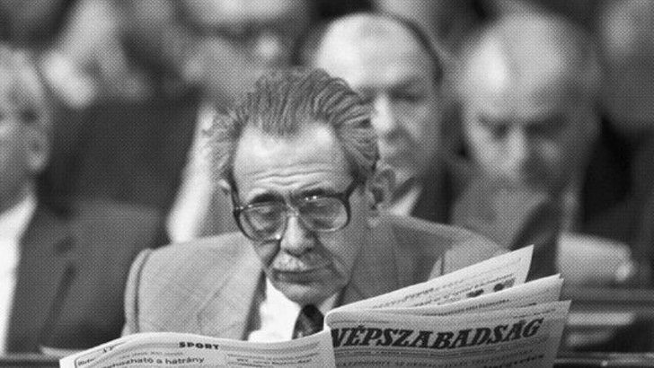 Aczél György olvas / Fotó: MTI