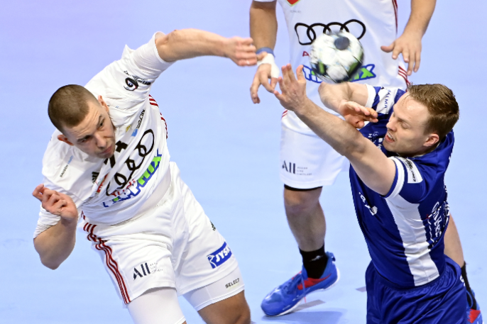 Máthé Dominik akart, küzdött, de sorsdöntő hetest hibázott a meccs végén. Fotó: MTI/Kovács Tamás