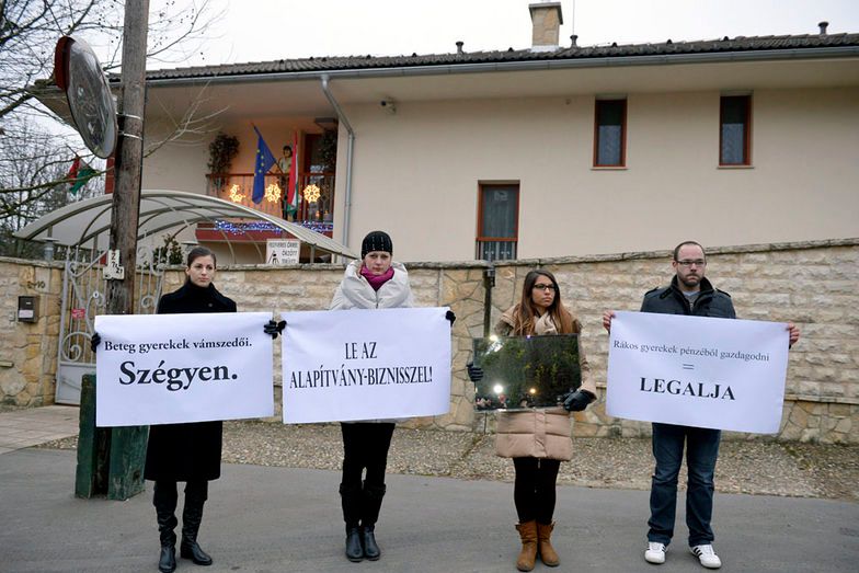 A Fidelitas aktivistái demonstráltak Balogh István házánál. Fotó: MTI/Beliczay László