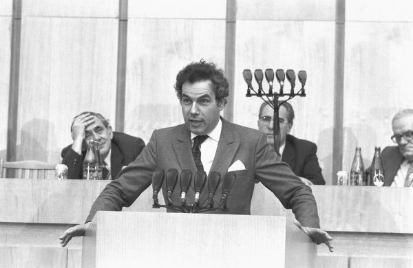 Hajdú János felszólal az országos agitációs, propaganda és mûvelõdéspolitikai tanácskozáson a XIII. kerületi Pártbizottság székházában / Fotó: MTI