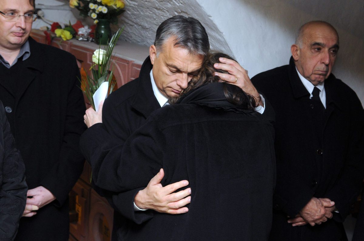 Orbán Viktor miniszterelnök (k) részvétét fejezi ki Szentmihályi Szabó Péter özvegyének a 69 éves korában elhunyt író, költõ, publicista búcsúztatásán a Belvárosi Szent Anna Plébániatemplomban / Fotó: MTI