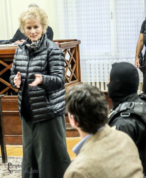 Portik Tamás anyósa, Riskó Judit azt vallotta, ha Portiknak üzenni akart, a legegyszerűbb módja az volt, ha besétál a Nemzeti Nyomozó Irodába és ott vallomást tesz, mert arról „veje” napokon belül tudomást szerzett. Fotó: Mészáros Péter/PestiSrácok.hu