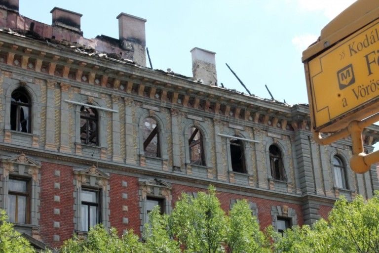 A leégett Andrássy úti Vasutas-ház esete is bizonyítja, szükség lett volna a palotatörvényre. Fotó: PestiSrácok.hu