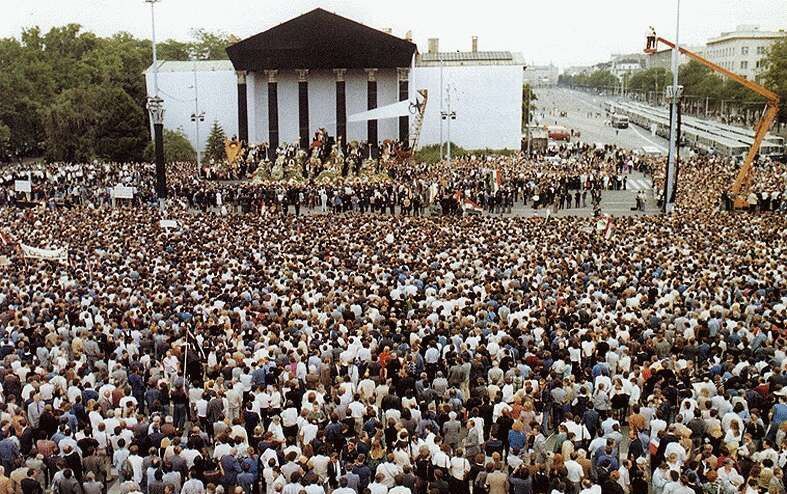 Nagy Imre hőskultuszához sokat tett 1989. június 16-i, tömegmegmozdulássá váló újratemetése. (kép: mek.oszk.hu)