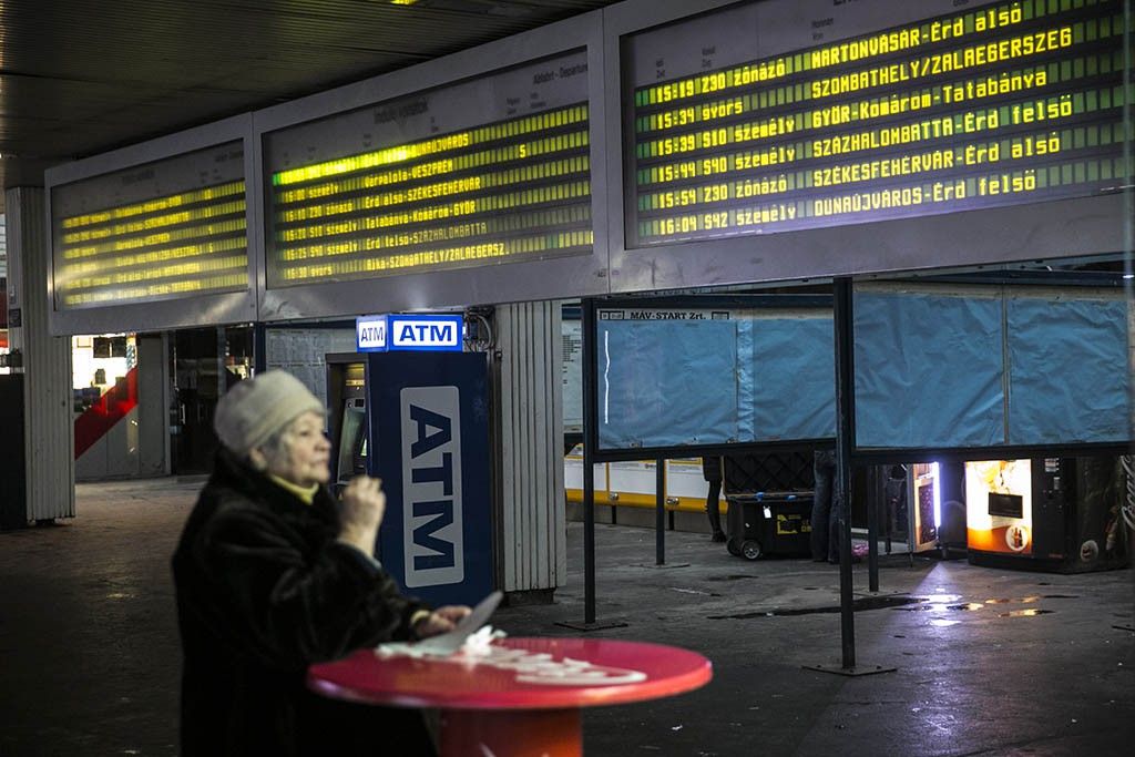 Tény, hogy a Déli épülete lepukkant és az üzemi területei jó részét is értelmetlen fenntartani, viszont vitathatatlan a város szívébe érkező vonatok előnye - Fotó: Horváth Péter Gyula/PS