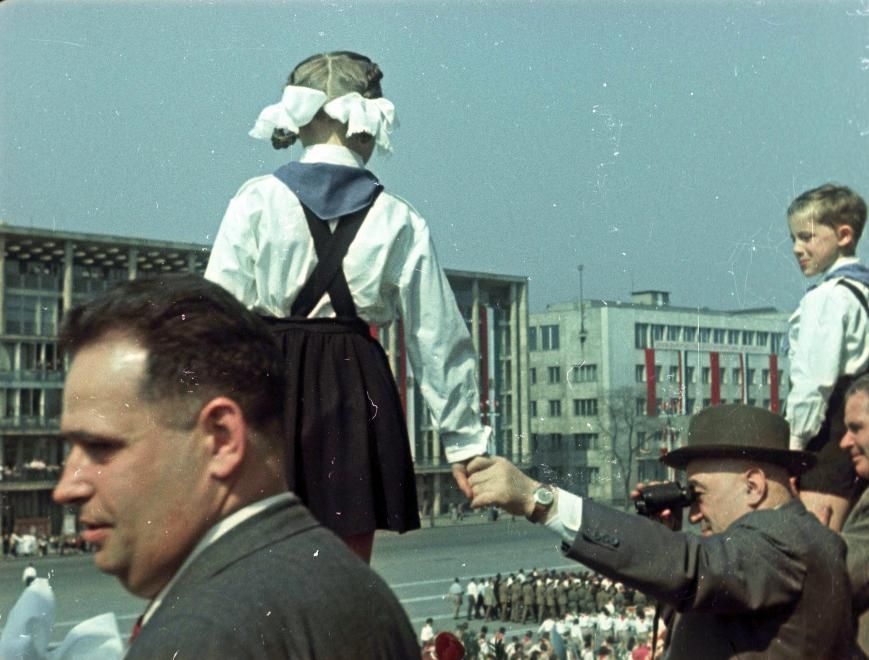 1955, Ötvenhatosok tere (Sztálin tér), május 1-i felvonulás. Hidas István, Rákosi Mátyás, Dobi István a dísztribünön / Fotó: Fortepan.hu
