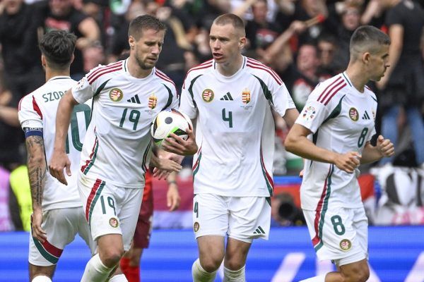 Varga Barnabás (b2) szépítő gólja után még felcsillant a remény a pontszerzésre a Svájc elleni első Eb-csoportmeccsen. Végül 3-1-re a helvétek nyerték a mérkőzést..<br />Fotó: MTI/Koszticsák Szilárd