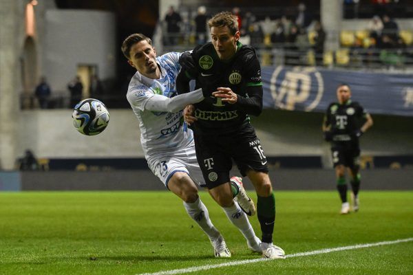 Quentin Maceiras, a Puskás Akadémia FC (b) és Kristoffer Zachariassen, a Ferencvárosi TC (b2) játékosa a labdarúgó OTP Bank Liga 14. fordulójában játszott Puskás Akadémia FC - Ferencvárosi TC mérkőzésen a felcsúti Pancho Arénában 2023. november 26-án.<br />Fotó: MTI/Kovács Tamás