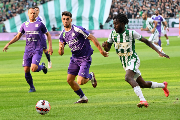 Tokmac és Kastrati harca a labdáért a Ferencváros-Újpest rangadón a Groupama Arénában. Fotó: MTI/Illyés Tibor