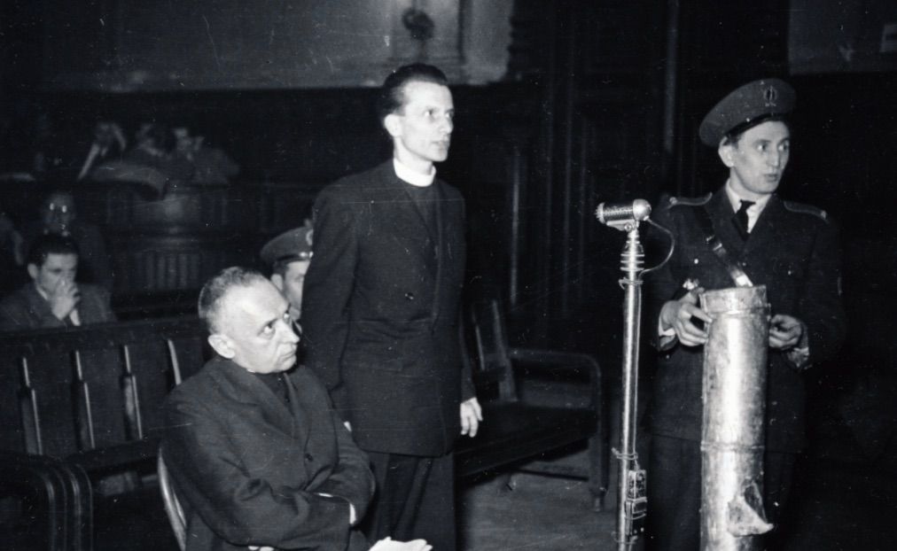 A hírhedt koncepciós per. Mindszenty József bíboros, hercegprímás, mellette áll Zakar András / Fotó: Fortepan.hu, Bass Tibor