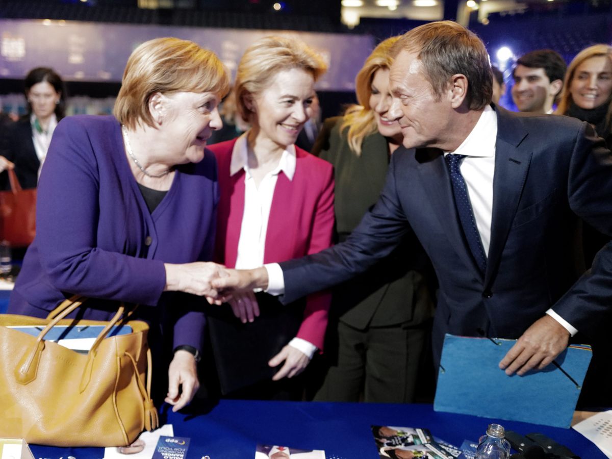 Angela Merkel német kancellár (b) gratulál Donald Tusknak, az Európai Tanács leköszönõ elnökének (j), miután megválasztották az Európai Néppárt új elnökének. A háttérben von Leyen / Fotó: MTI/EPA