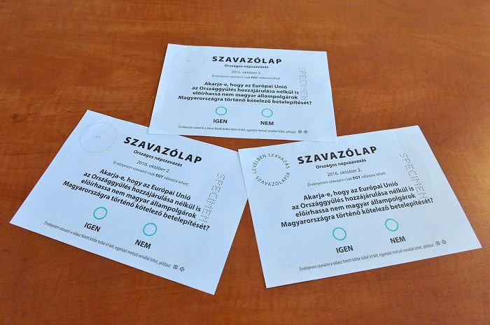 Budapest, 2016. augusztus 3. A kvótareferendum szavazólapjainak mintái a Nemzeti Választási Iroda fõvárosi székházában 2016. augusztus 3-án. A Nemzeti Választási Bizottság (NVB) ezen a napon jóváhagyta az októberi népszavazás szavazólapjainak mintáit, az egyik a magyarországi, a másik a levélben szavazásra készült. MTI Fotó: Máthé Zoltán