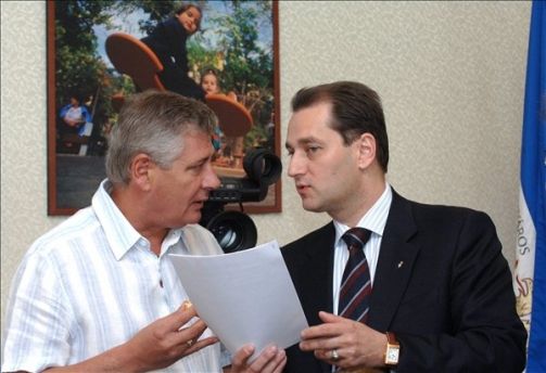 Gál György és Hunvald György a polgármesteri hivatalban. Egy kis PR-akcióért sosem kellett a szomszédba menni