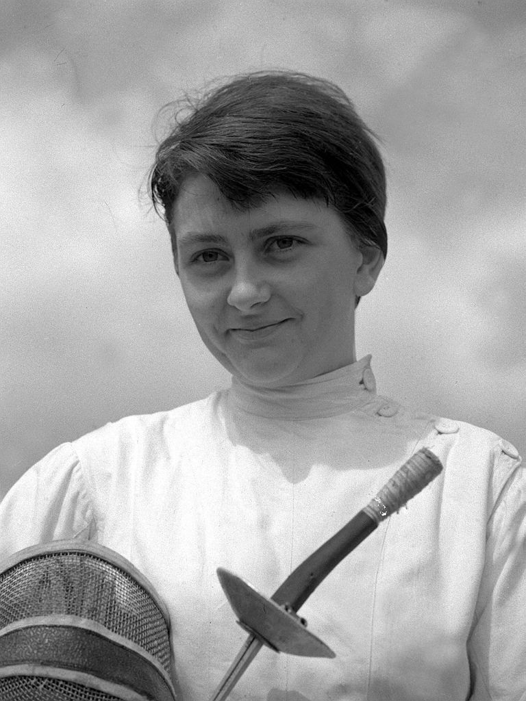 Budapest, 1962. július 4.<br /> Marosi Paula olimpiai bajnok tőrvívónő, a Buenos Aires-i vívó világbajnokságra készülő magyar vívó-válogatott tagja.<br /> Fotó: MTI/Petrovits László