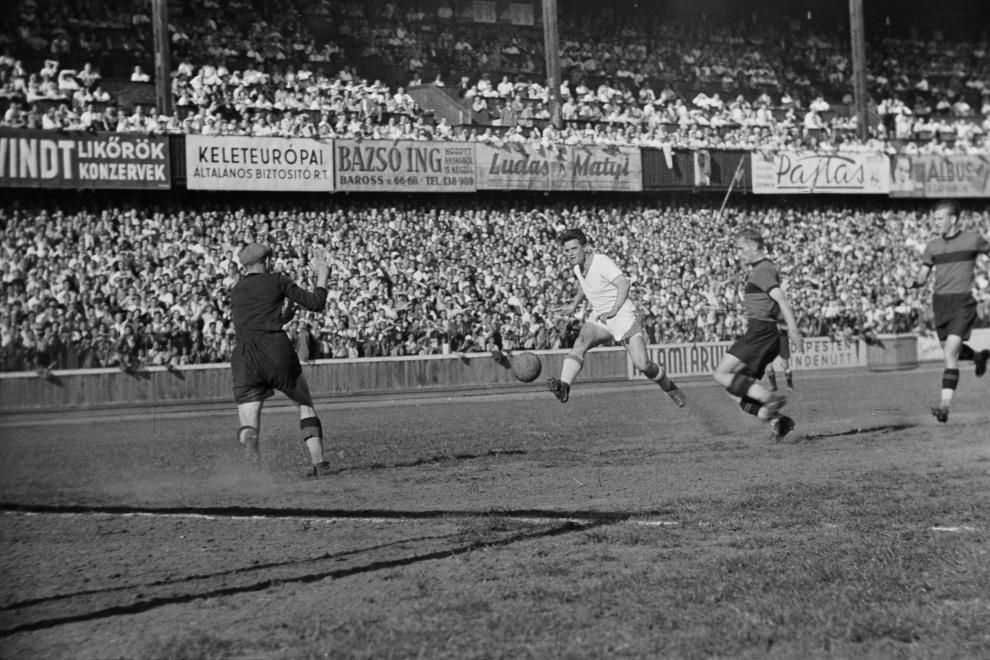 Ferencváros-Kispest (4:1), Deák kapura lő (1949) /Fotó: Fortepan.hu, adományozó: KOVÁCS MÁRTON ERNŐ