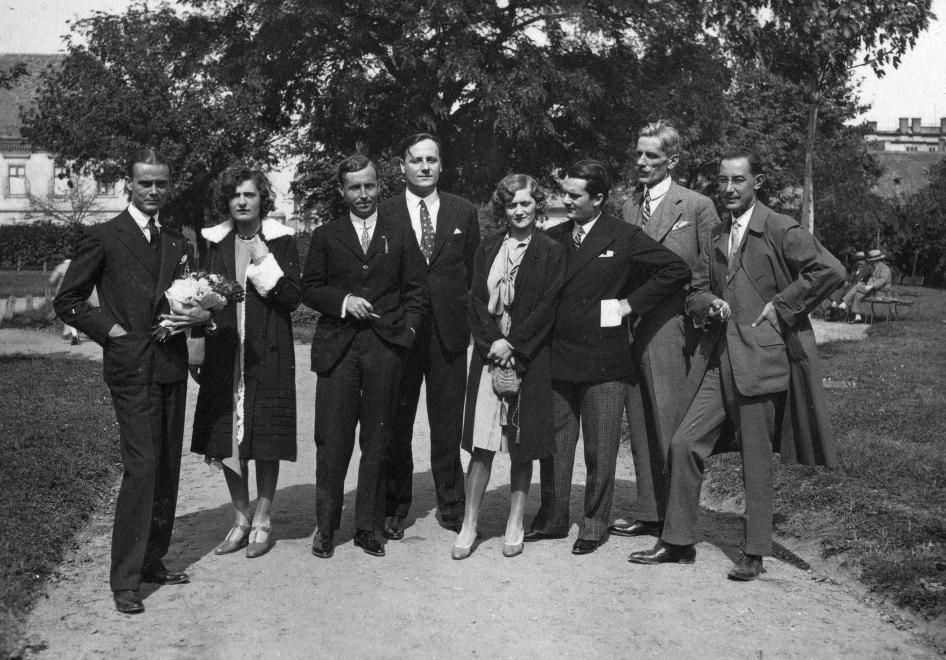 A győri rádiómatiné kapcsán készült kép. Weygand Tibor énekes, Hegedűsné Horváth Mária, vitéz Somogyváry Gyula író (Gyula diák), Hegedűs Tibor rendező, Polgárné Tóth Erzsi operaénekes, Polgár Tibor zeneszerző, Scherz Ede rádióbemondó. 1928 / Fotó: Fortepan.hu