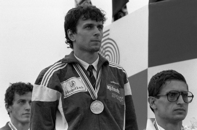 Fábián László a világbajnoki dobogó tetején 1989-ben, Budapesten. Fotó: MTI/Németh Ferenc